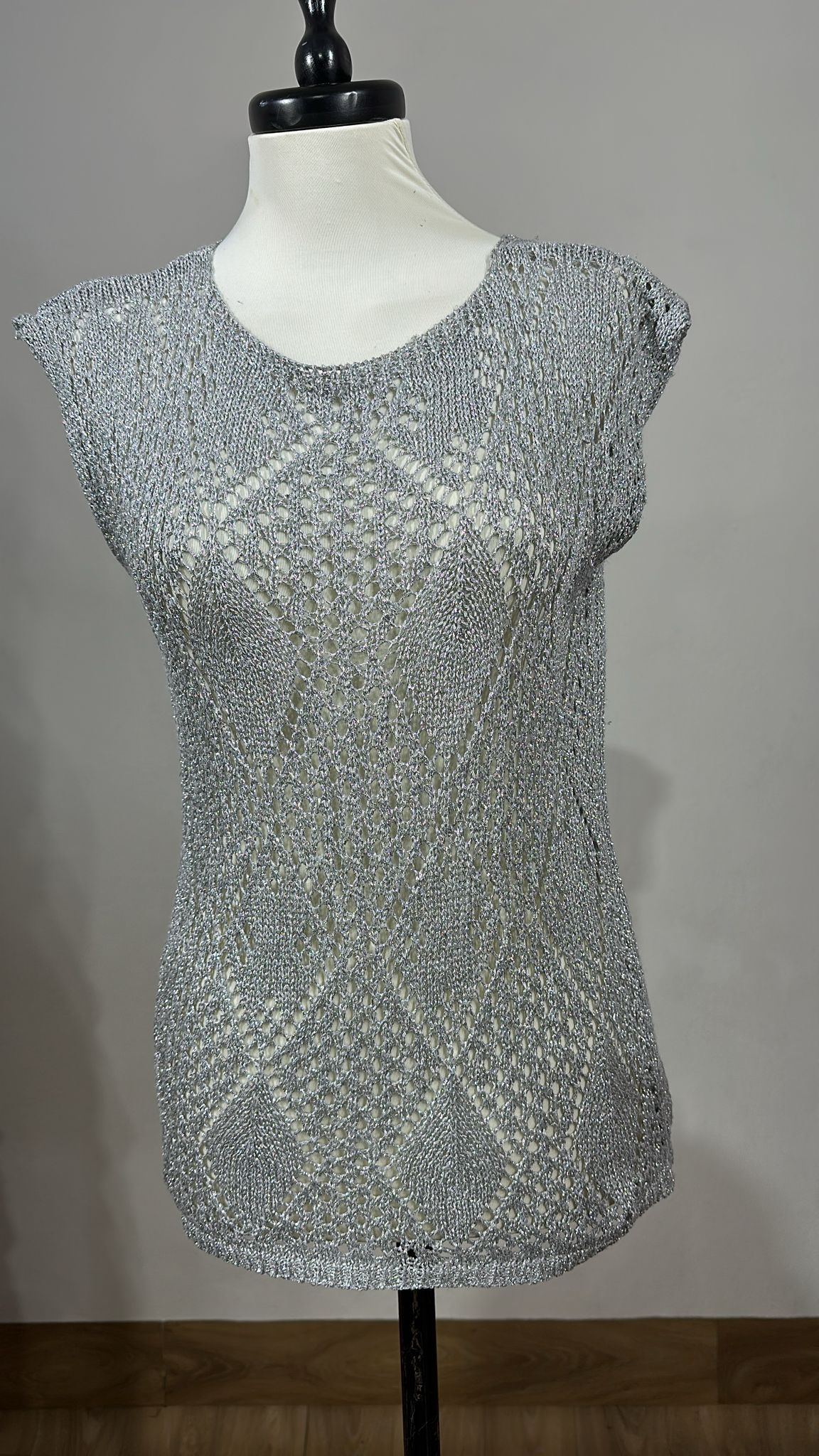 Maglia grigia traforata