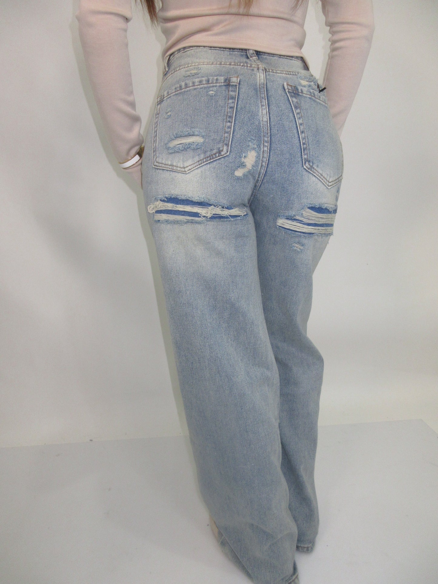 Jeans denim con strappi