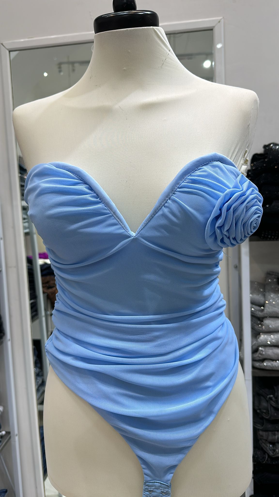 Body con rosa azzurro